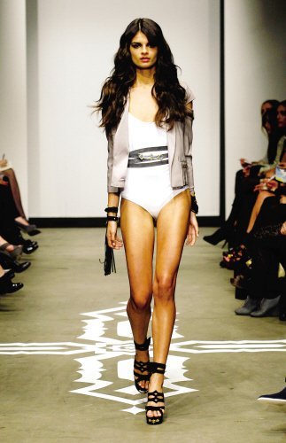 时尚风暴 泳装变晚装大热T台