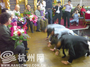 正文   2009年,郭德纲按照相声界的传统习俗,正式举行收徒"摆知"仪式