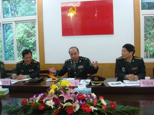 昨日上午,省军区司令员傅怡在丽水市委常委,丽水军分区司令员程海南