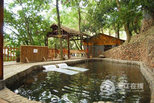 来宾参观了遂昌大拓镇大田村的汤沐园温泉农家乐提升农家乐还需科学