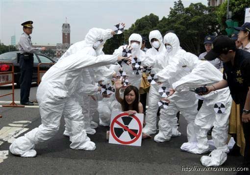 台湾美女歌手裸体反核 警察看直眼