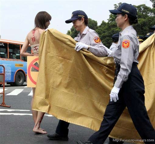 台湾美女歌手裸体反核 警察看直眼