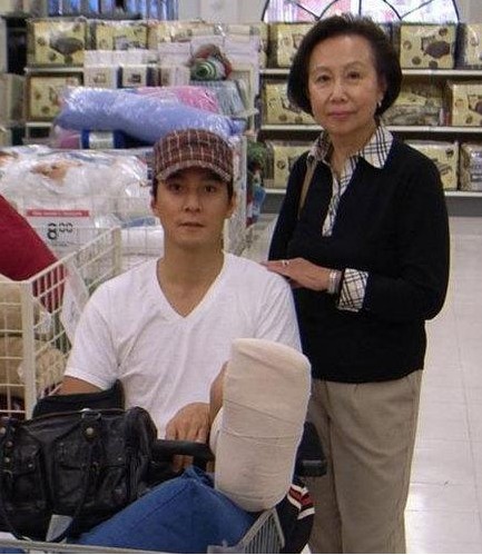 盘点帅男明星美丽妈妈 周星驰母子合照曝光