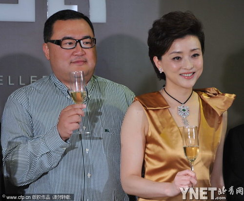 老公频发微博替杨澜捐款门鸣不平